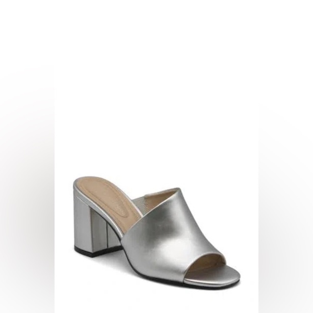 NWT Adrienne Vittadini silver slides size 10